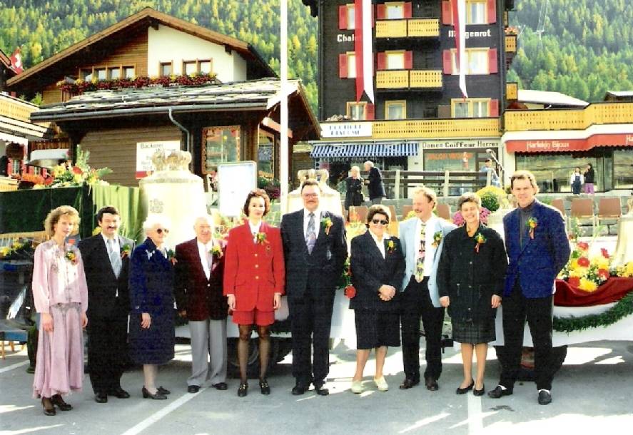 1993 Die neuen Glocken stehen auf dem Dorfplatz in Grächen bereit. 1993: Die Glocken und ihre Paten und Patinnen.