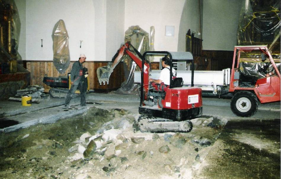 2001 werden die Kirchenbänke erneuert. Die alten Bänke werden weggeschafft.