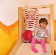 122 Kindertagesbetreuung Kindertagesbetreuung 123 Krippe»Bunte Welt«in Mettenhof Die Krippe ist seit Sommer 2012 im ebenerdigen Gebäude mit zart bunt gestrichenen Gruppen-, Schlaf- und Sanitärräumen