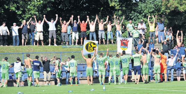 40 Fan Nr. 74-2012 Die Krayer Supporter sind in der Regionalliga on Tour: Zusammen mit den jungen Wilden feiern die Fans den Auswärtssieg in Duisburg. Foto: Tillmann Essen (RS).