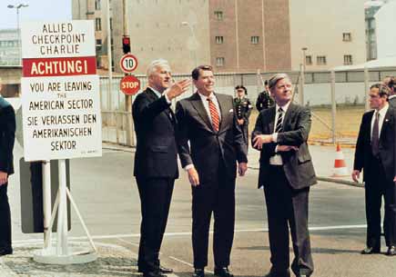 11) 18. Juli 1978: G7-Weltwirtschaftsgipfel in Bonn. Auf der Terrasse des Palais Schaumburg (v. l.