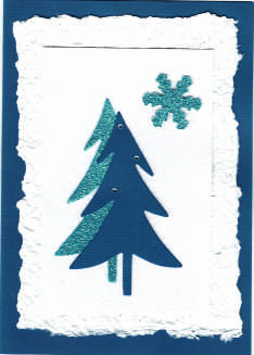 4. 5. 3. 6. 1. Tannenwald, grün. Handgeschöpftes, grünes Papier auf grüner (racing green) Karte. Rechteck mit dem Schriftzug «Frohe Weihnachten» in verschiedenen Sprachen bedruckt.