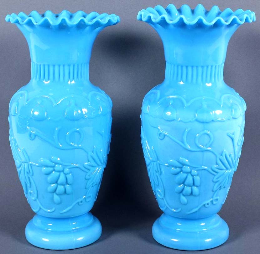 Abb. 2013-1/66-04, Zwei opak-blaue Vasen mit Weintrauben- und