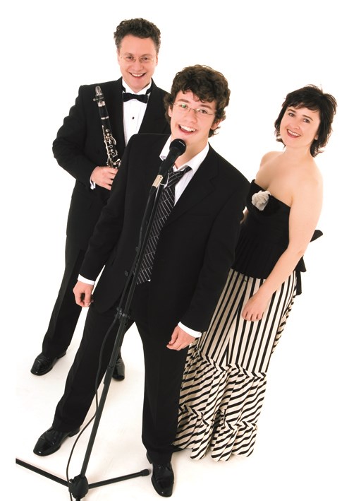 Das Trio sind Slawa Kaljushny (Gesang), Marina Kaljushny (Piano) und Michael Kaljushny (Klarinette). Sie stammen ursprünglich aus St. Petersburg, wo sie ihre musikalische Ausbildung erhalten haben.