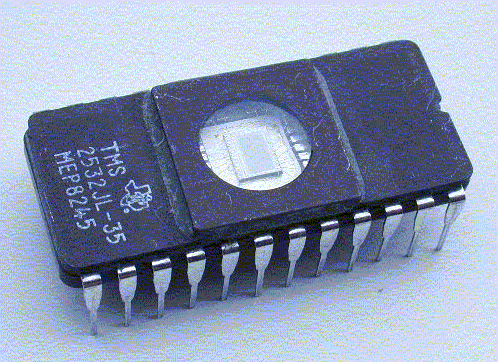 UV-EPROM: Package Package mit Fenster lässt beim Löschen das UV-Licht an den Chip.