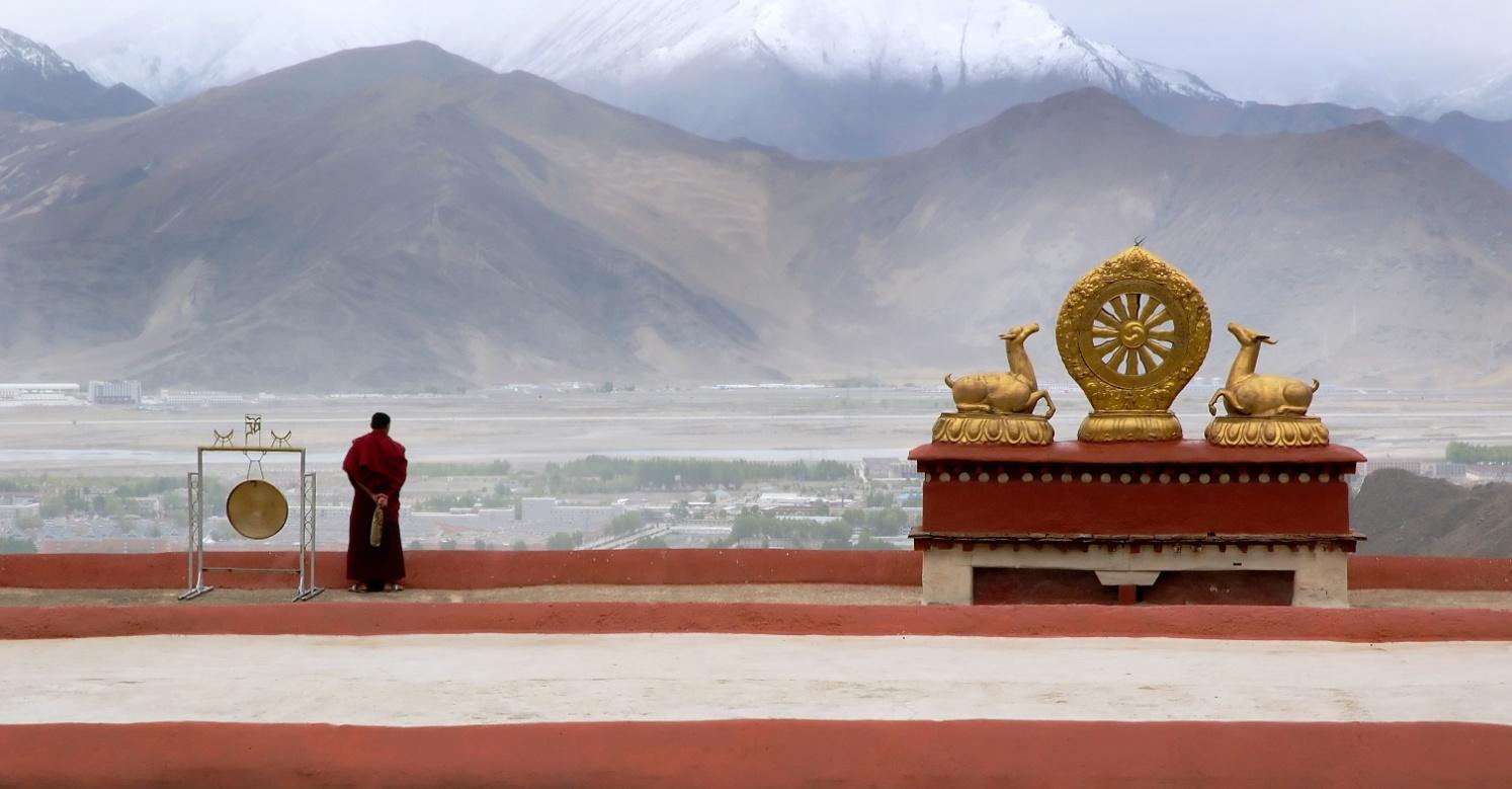Seite 8 von 11 10. Tag Lhasa (F/-/-) Die heilige Stadt Lhasa fasziniert besonders aufgrund der tiefen Spiritualität, die von dem Ort ausgeht.