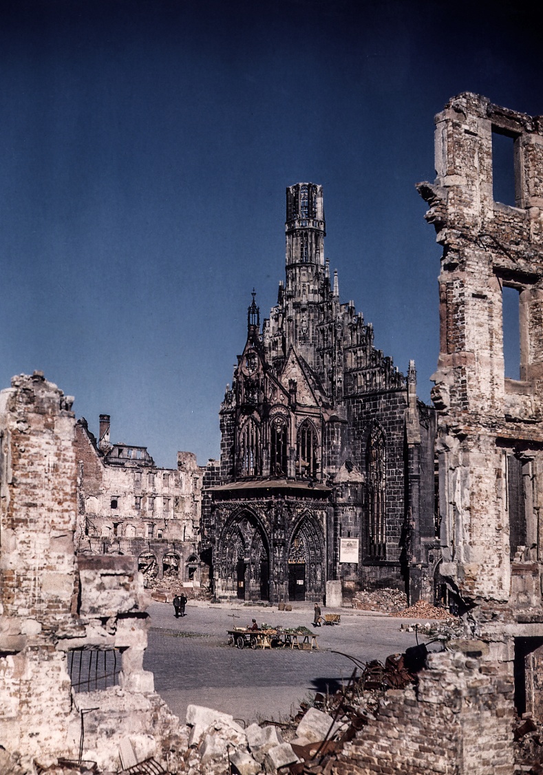 Hauptmarkt mit der zerstörten Frauenkirche Foto