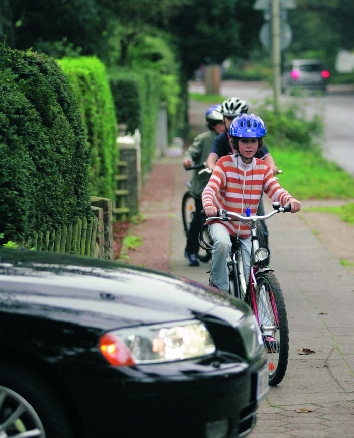 Folien zur Broschüre Mein Fahrrad-Tagebuch Stand 2/09 Seite 6 Wege für Radfahrer im Stadtteil (6/7) Empfehlungen für Kinder Das Radfahren auf Gehwegen wird von Kindern und Erwachsenen häufig als