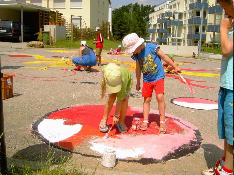 Kreative Straßenbemalung durch Anwohner mit deren Kindern Ist grundsätzlich möglich, es dürfen jedoch keine Verkehrszeichen abgebildet oder simuliert werden Welche Motive?