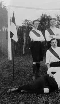 Neuenrade im Jahr 1905 Im März 1905 kamen elf Neuenrader Bürger zusammen, um über die Gründung eines Fußballvereines zu beraten. Es waren der Arzt Dr.