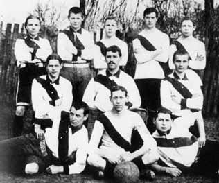 100 Jahre Fußball Hagen, im Ruhrgebiet Schalke. Sie können sich denken, welches Aufsehen wir bei unserer Fahrt durch Iserlohn machten!