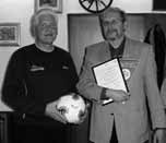 100 Jahre Fußball Jugendleiter Siegfried Teller bekommt von Klaus Heise, Mitarbeiter der Egidius-Braun-Stiftung, die höchste Auszeichnung, die der DFB im Jugendbereich vergeben kann, überreicht; 2004