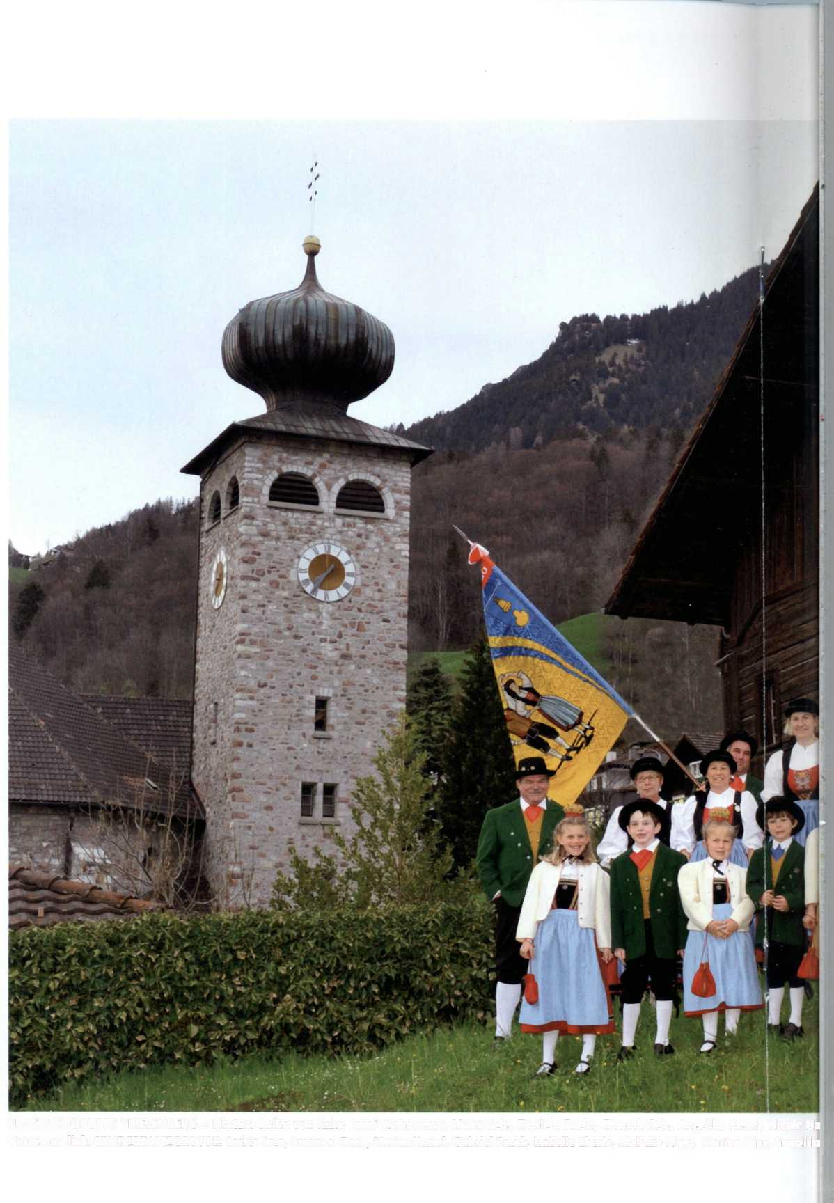 TRACHTENGRUPPE TRIESENBERG - Hintere Reihe von links: Josef Wenaweser, Mona Sele, Daniela Fuchs, Donath Sele, Angelika Kessel, Nicole Ha