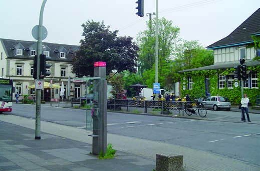 Bahnhofsvorplatz GroSSenbaum Der Bahnhofsvorplatz liegt im Zentrum des Ortsteils und ist stark frequentiert. Für Belebung sorgen mehrere Geschäfte, Gastronomie, die Sparkasse und der Wochenmarkt.