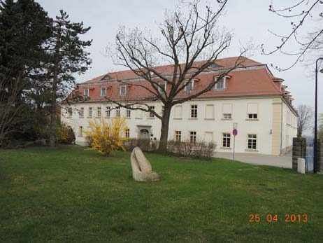 3 Fassade und Innenhof Reha-Klinik Glossen: Die Reha-Klinik in Glossen erhielt einen neuen Verputz, sowie