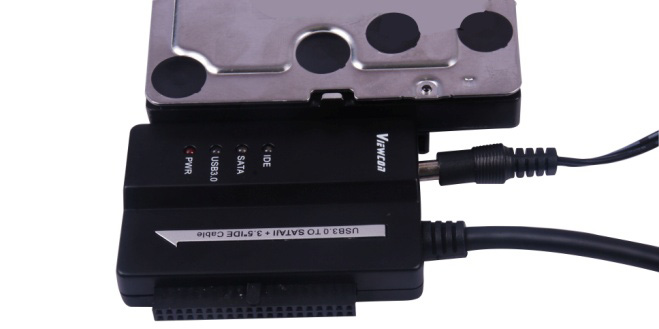 Anschluss der 2.5 - / 3.5 -SATA-Festplatte: 1. Schließen Sie die SATA-Festplatte am entsprechenden Anschluss des Adapters an. 2. Verbinden Sie das Kabel mit dem USB-Anschluss des Computers.