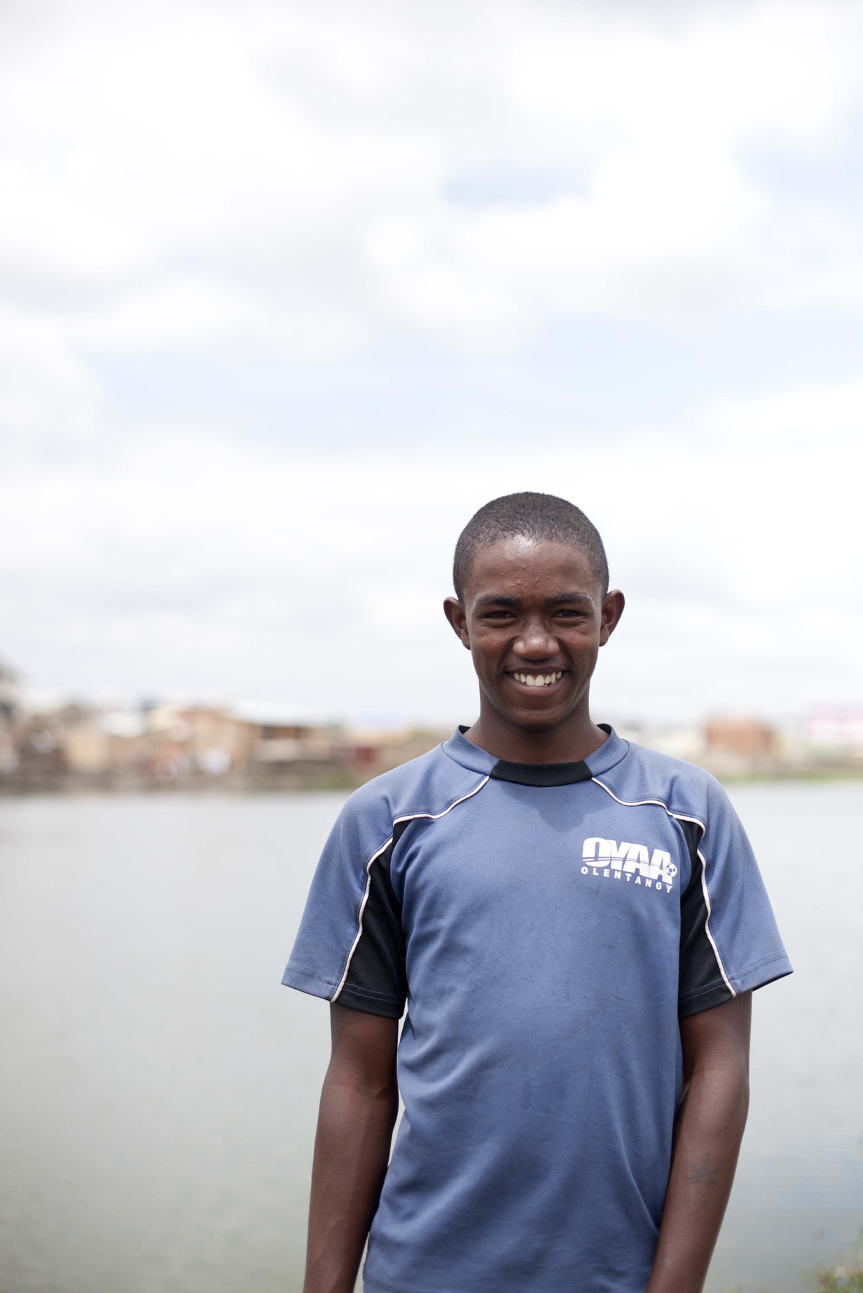 Tojo Mamiharilala Tojo kommt aus einer sehr armen Familie eines Vorstadtviertels von Antananarivo. Er lebt mit seiner Mutter und seinem Schwiegervater.