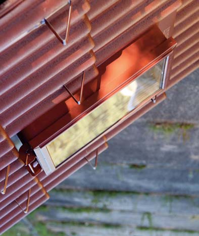 Bruchfester Glasrahmen mit 4 mm ESG Der Dachfensterflügel des ERGO-Dachaussteigfensters ist aus Metall ausgeführt und besitzt ein rundum laufendes Spezialprofil.