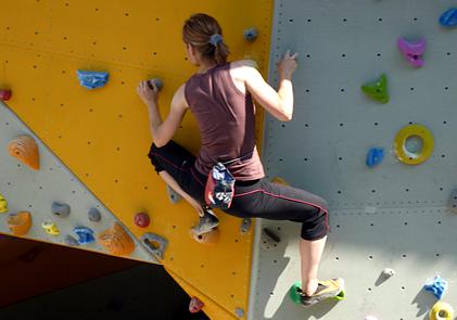 BOULDERN Grundkurse Bouldern (BGK) ziel: inhalt: Verbesserung des persönlichen Kletterkönnens Sammeln von Bewegungserfahrungen, Erlernen neuer Klettertechniken und deren Anwendung in