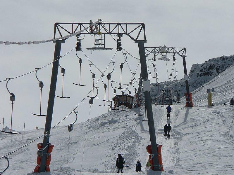 Aufgabe 4 Ein Skilift ist 1482 Meter lang und hat 134 Doppelbügel. Bei voller Fahrt des Lifts können alle 6 Sekunden 2 Personen anbügeln.