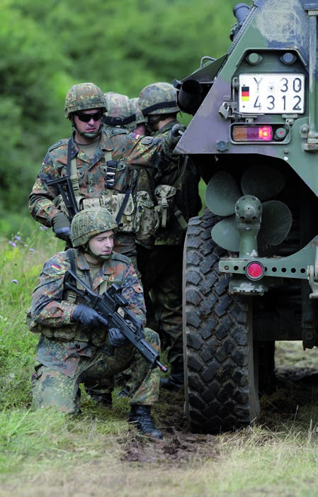 Die Bundeswehr Die Bundeswehr ist ein militärisches Instrument zur Friedenssicherung.