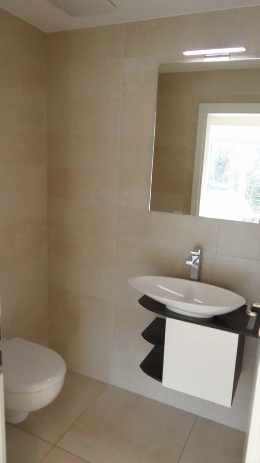 2. Badezimmer mit schöner Dusche, WC, Lavabo Gangbereich