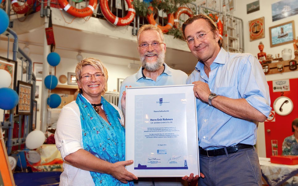 Förderer: Seemannsdiakonin Anke Wibel und Jürgen F. Bollmann, Probst i.r., übergeben das Sponsoren-Zertifikat an Reeder Erck Rickmers (rechts).