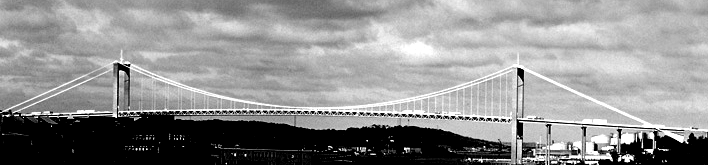 rüfungsteil : Aufgabe 4 rüfungsarbeit Mathematik Hauptschule (p B) Das Foto oben zeigt eine Hängebrücke. Die Stahlseile sind in einer Höhe von 80 m über der Straße an den Brückenpfeilern befestigt.