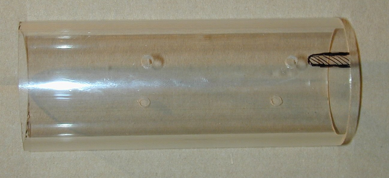 Schritt 6: Gehäuse Dem Bausatz liegt ein etwa 12 cm langes Acrylglasrohr bei, dass nun mit Bohrungen versehen werden muss, um die Platine und die Batterien zu fixieren.