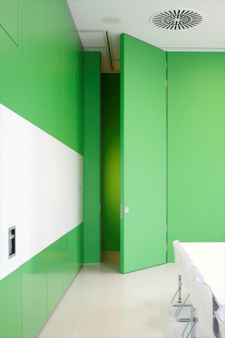 Bild 8: Um zu den Konferenzräumen zu gelangen, passiert man eine raumhohe Tür von Schörghuber, die aufgrund ihrer Größe über vier statt