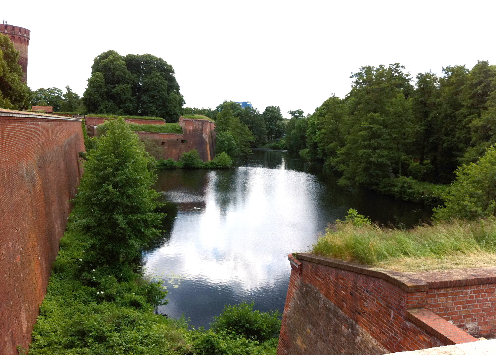 SPANDAU Hohe Lebensqualität: Viel Grün, Ruhe und Wasser zeichnen Spandau aus. Spandau ist die Grüne Lunge, Wassersportparadies, und Ruhepol zur vibrierenden Berliner City.