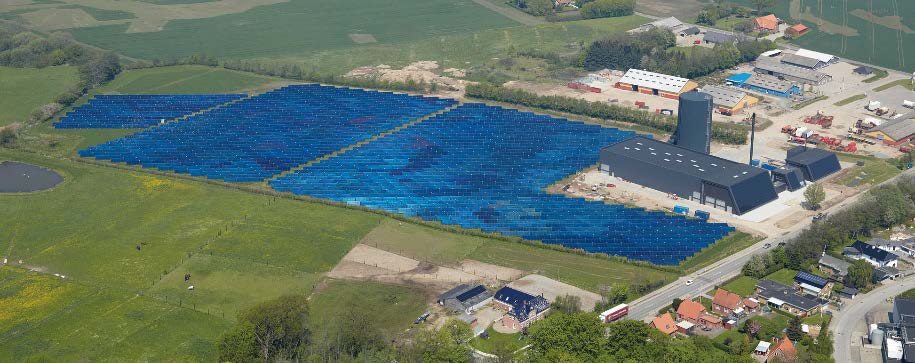Beispielanlagen aus Dänemark In Gråsten wird das Fernwärmenetz gespeist durch: Strohverbrennung 12 MW, Solarwärme 13 MW, Wärmepumpe in Kombination mit Solar (Frühjahr & Herbst), einem Pelletkessel
