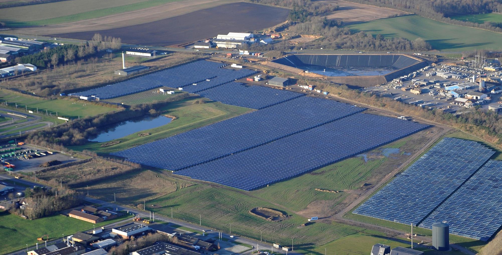 Die aktuell weltgrößte Anlage deckt die Hälfte des Jahres-Wärmebedarfes von Vojens Vojens, DK: Solarsystem: 49 MW, 70.000 m² Aperturfläche Speicher: 200.