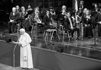 Interregionales Jugendorchester (IRO) Wenn der Papst beim Konzert zuhört Wann in seinem Leben ist es einem Musiker vergönnt, vor dem Papst zu spielen?