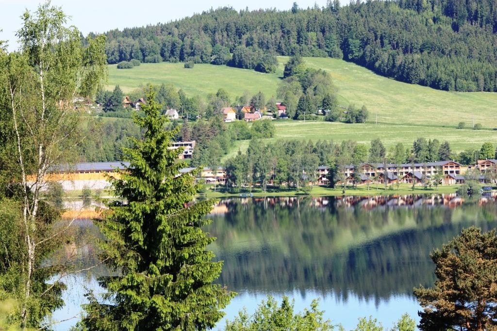 FERIENPARK RESIDENCE LIPNO LIPNO-SEE Ganzjähriger Genuss Der beeindruckende Lipno-See liegt wie eine glitzernde Perle mitten in der rauen südböhmischen Landschaft in Tschechien.