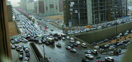 1 Sozioökonomische, politische und gesellschaftlich-kulturelle Rahmenbedingungen Verkehr auf der Olaya Road im Zentrum Riads business intelligence 2012). Von 2010 bis 2014 sollen ca. 400 Mrd.