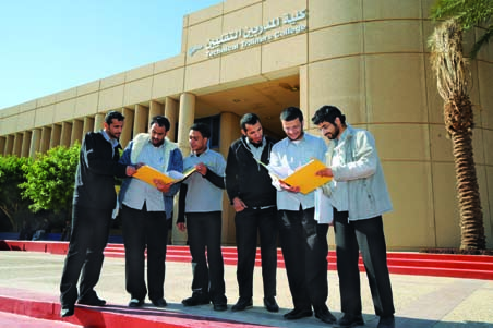 2 Bildungssystem Studierende des Technical Trainers College in Riad Abdul Majed Shobokshi das dritte Bildungsforum im Oktober 2011.