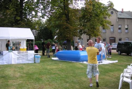 Seit 2004 wird jedes Jahr im Sommer das "Gosefest" in Döllnitz gefeiert Höhepunkt eines jeden Festes ist der Wettbewerb um den besten Fassroller aus Döllnitz - prämiert mit bester "Goedeckes