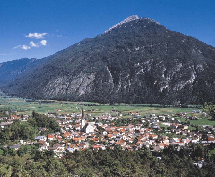 Imst ist die Bezirkshauptstadt des gleichnamigen Bezirkes und liegt in einem Talkessel westlich des Tschirgant-Bergstockes.