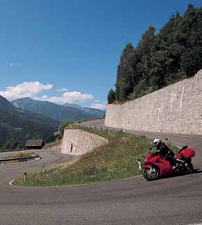 Rund um die Lienzer Dolomiten 260 km Felszacken und zackige Kurven Nicht einmal eine halbe Stunde benötigen Motorradfahrer, um vom majestätischen Großglockner zu den vielfältig gezackten Dolomiten zu