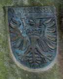 67657 Kaiserslautern Waldfriedhof, vor dem Seiteneingang Bezeichnung: Gedenkstätte Jahr der Errichtung: 1983 Fern, doch treu.
