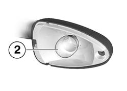 8 112 Blinkerlampen vorn und hinten ersetzen Motorrad abstellen, dabei auf ebenen und festen Untergrund achten. Zündung ausschalten. z Wartung Standlichtlampe 1 in das Scheinwerfergehäuse stecken.