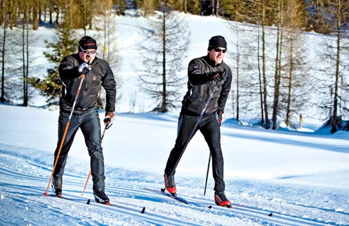 32 33 Und wenn es Winter wird Wöchentlich 4-5 geführte Wanderungen und Schneeschuhwanderungen Wöchentlich 3 geführte Langlauftouren Montag - Freitag Skishuttle nach Hochötz