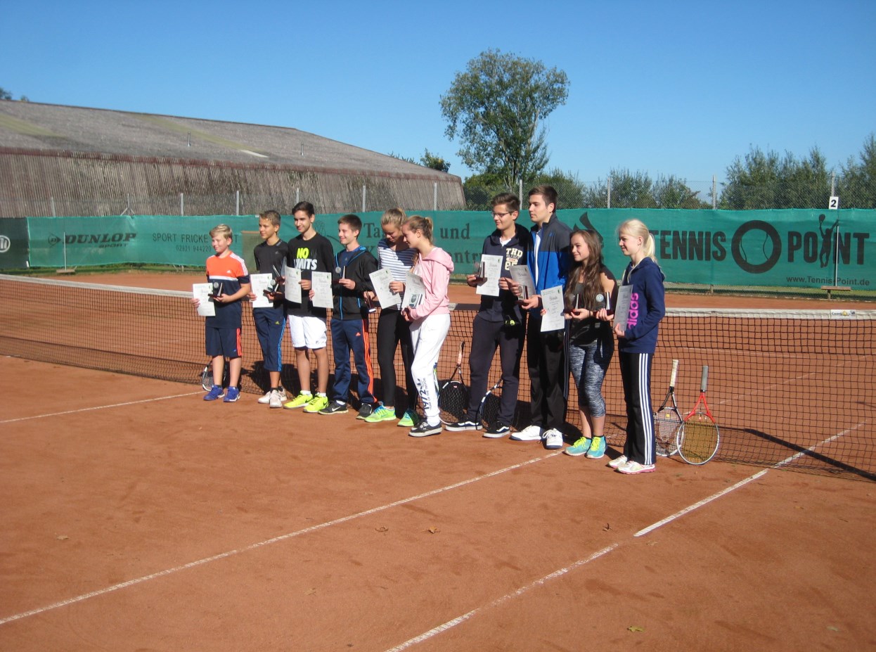 Tennis - Abschlagfest Wie geplant wurden die Tennisplätze am 26. April eröffnet.