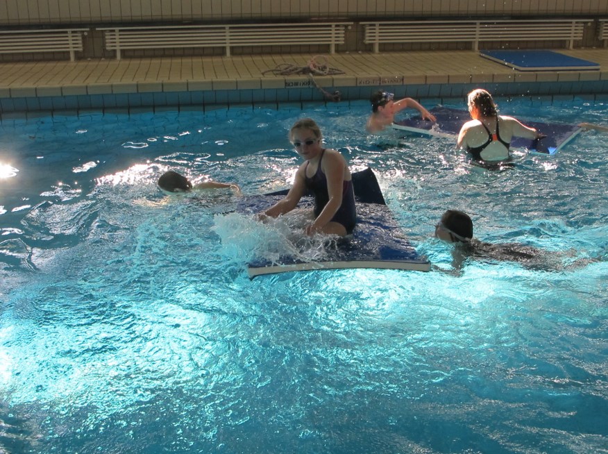 Aqua Kids für 10 14 Jährige Schwimmen Barbara und Sybille wirbeln mittwochs von 16:45 bis 17:45 das Wasser des Lehrschwimmbeckens mit ihren Aqua Kids auf.
