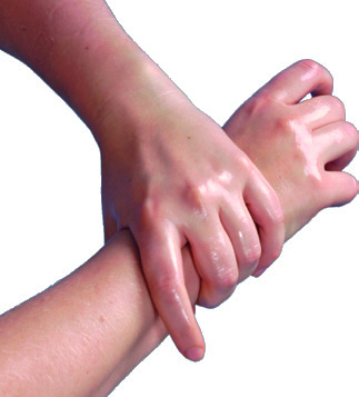 Legen Sie die andere Hand auf Ihre Hand mit Desinfektions-Mittel. Verreiben Sie das Desinfektions-Mittel. Reiben Sie mit Ihrer Hand den Hand-Rücken von Ihrer anderen Hand ein.