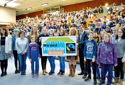 Natur & Umwelt Graf-Stauffenberg-Realschule ist Fairtrade-Schule Auszeichnung bei großem Festakt übergeben Als vierte Schule in Bamberg ist die Graf-Stauffenberg-Realschule nun offiziell