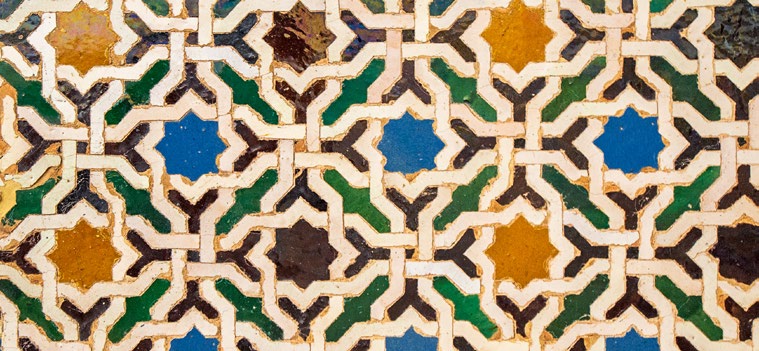 Ornamente und Parkette Orientalisches Mosaik Setzt euch zu dritt oder zu viert zusammen. Zeichnet eine einfache kleine Figur in ein kariertes Papier.