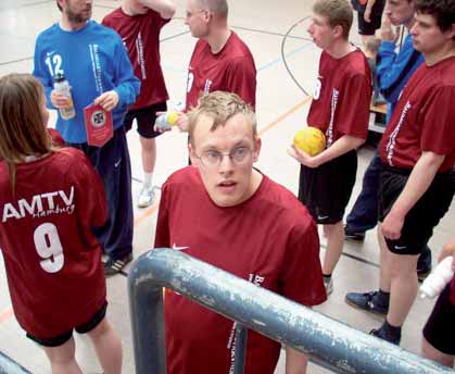 26 Handball Gemeinsam statt einsam Unsere Behinderten Handballgruppe kommt in die Jahre.