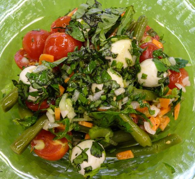 Tomaten - Bohnen - Salat mit Basilikum - Mozzarella Für 4 Personen 250 g grüne Bohnen 750 g kleine, feste Tomaten oder grosse Cherrytomaten Salz Schwarzer Pfeffer aus der Mühle 1 Bund Basilikum 150 g